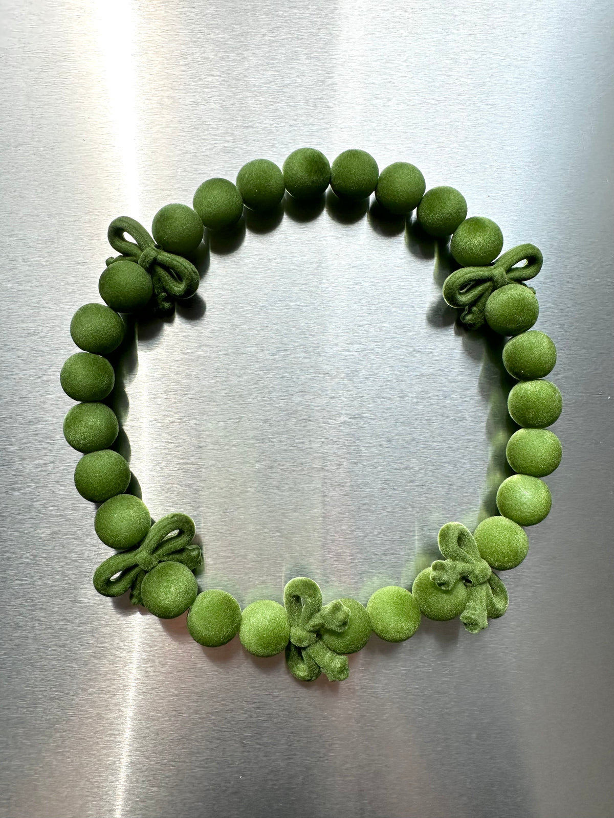 VERDÉ — Velvet-Effect Bead & Bow Necklace