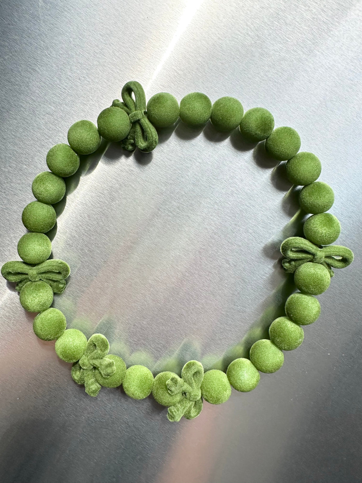 VERDÉ — Velvet-Effect Bead & Bow Necklace