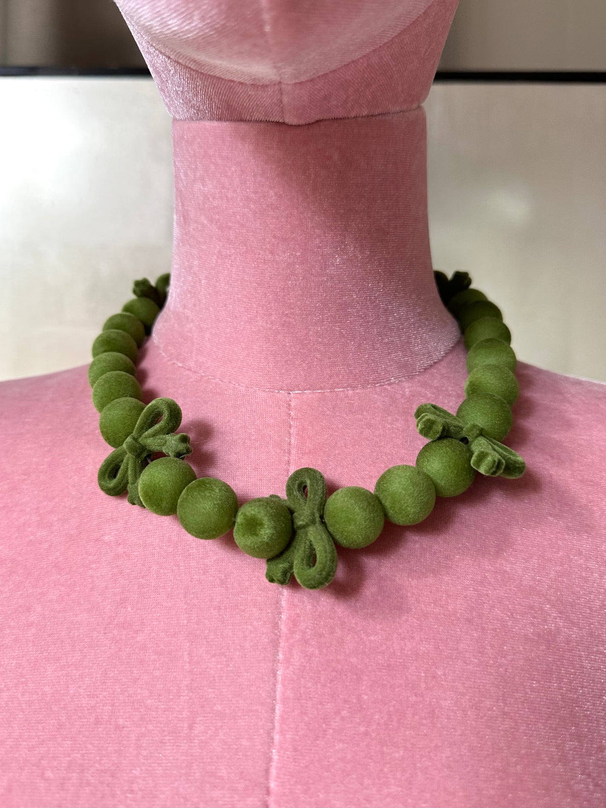 VERDÉ — Velvet-Effect Bead & Bow Necklace