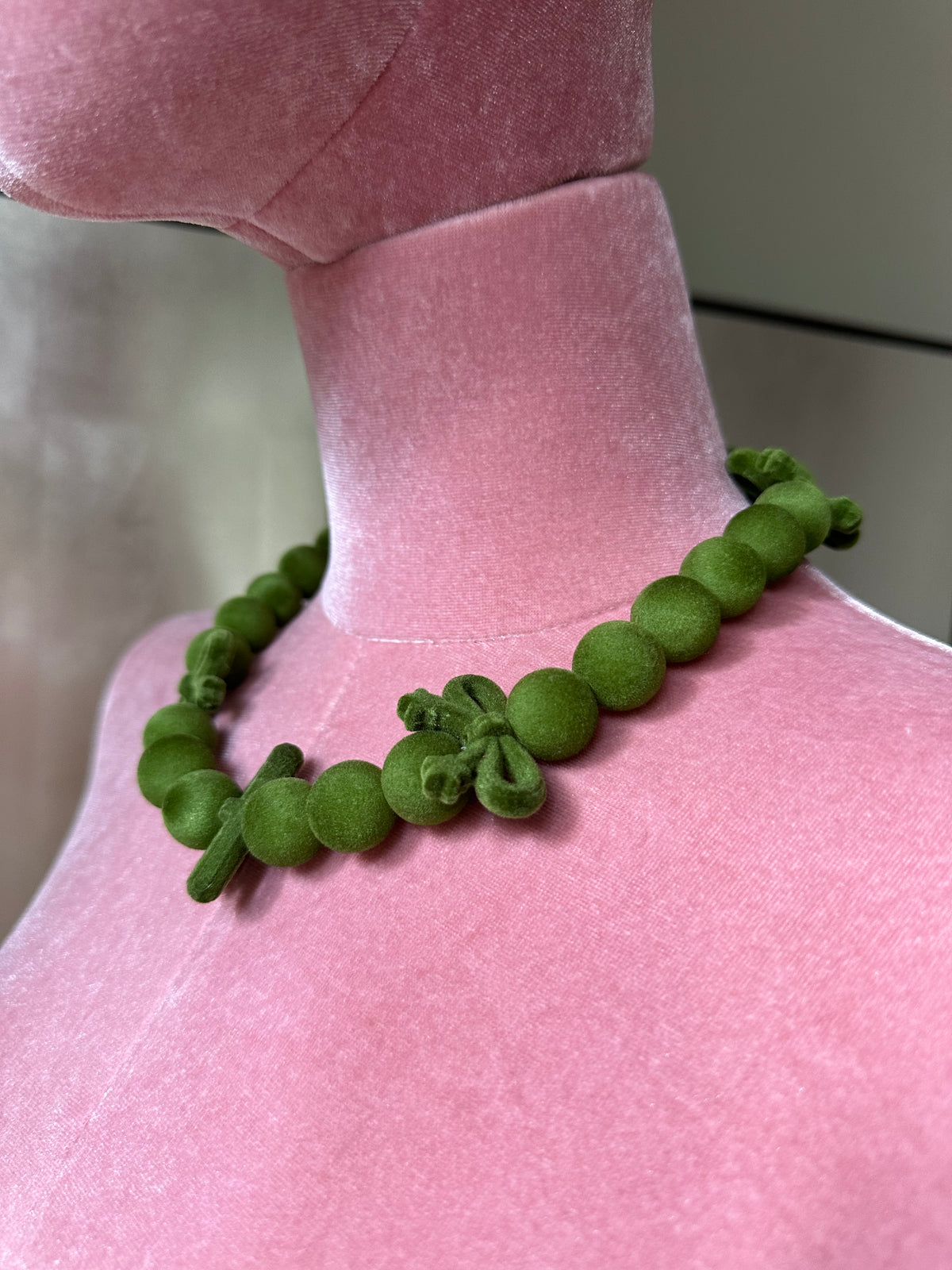 VERDÉ — Velvet-Effect Bead & Bow Necklace