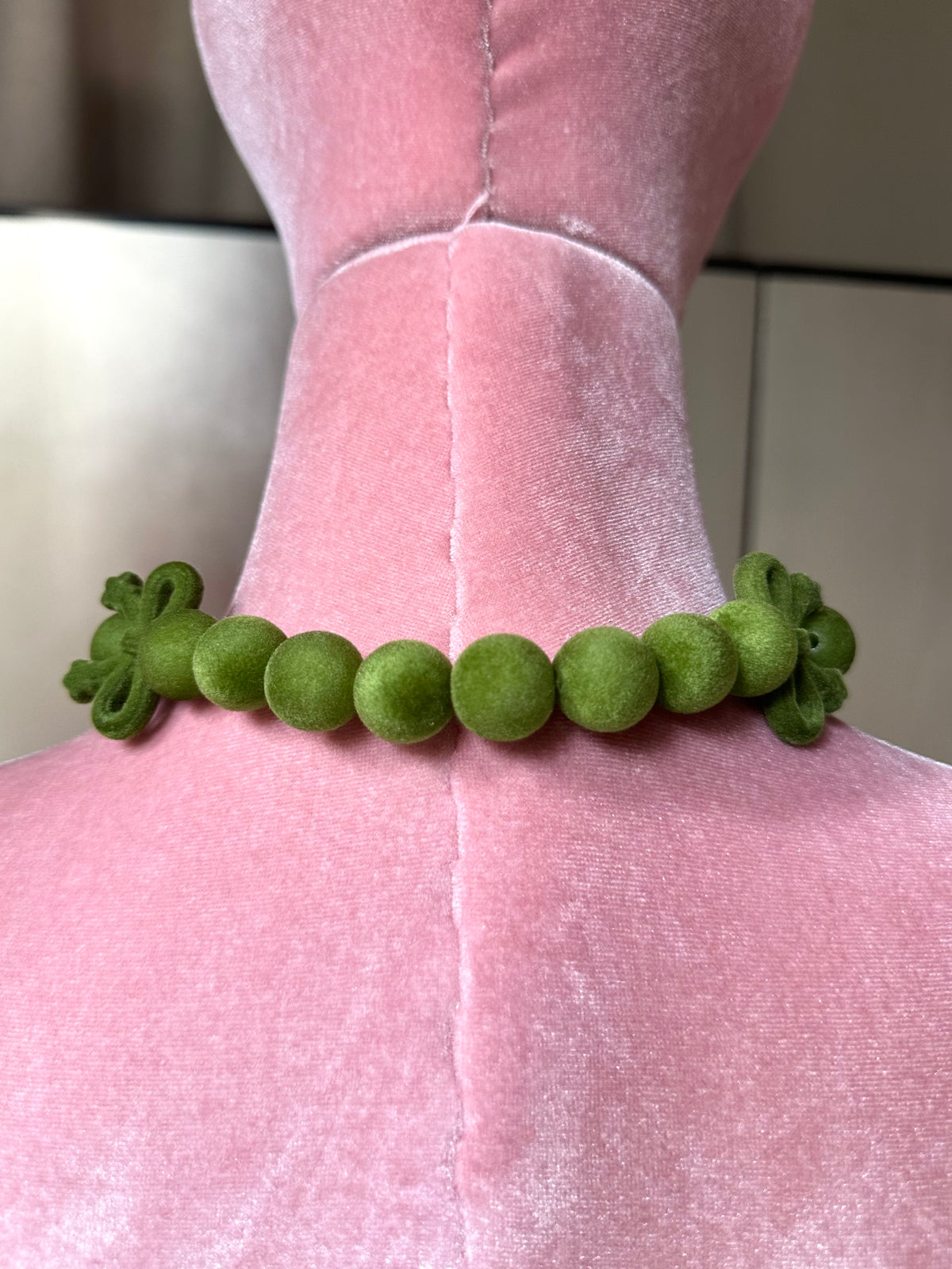 VERDÉ — Velvet-Effect Bead & Bow Necklace