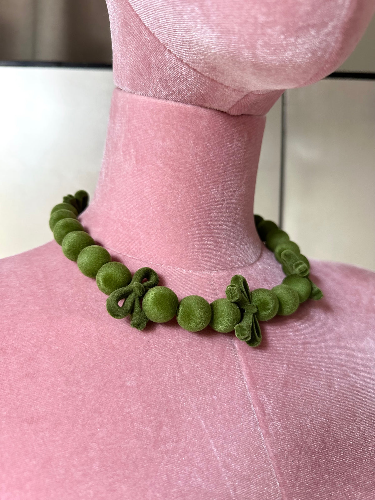 VERDÉ — Velvet-Effect Bead & Bow Necklace