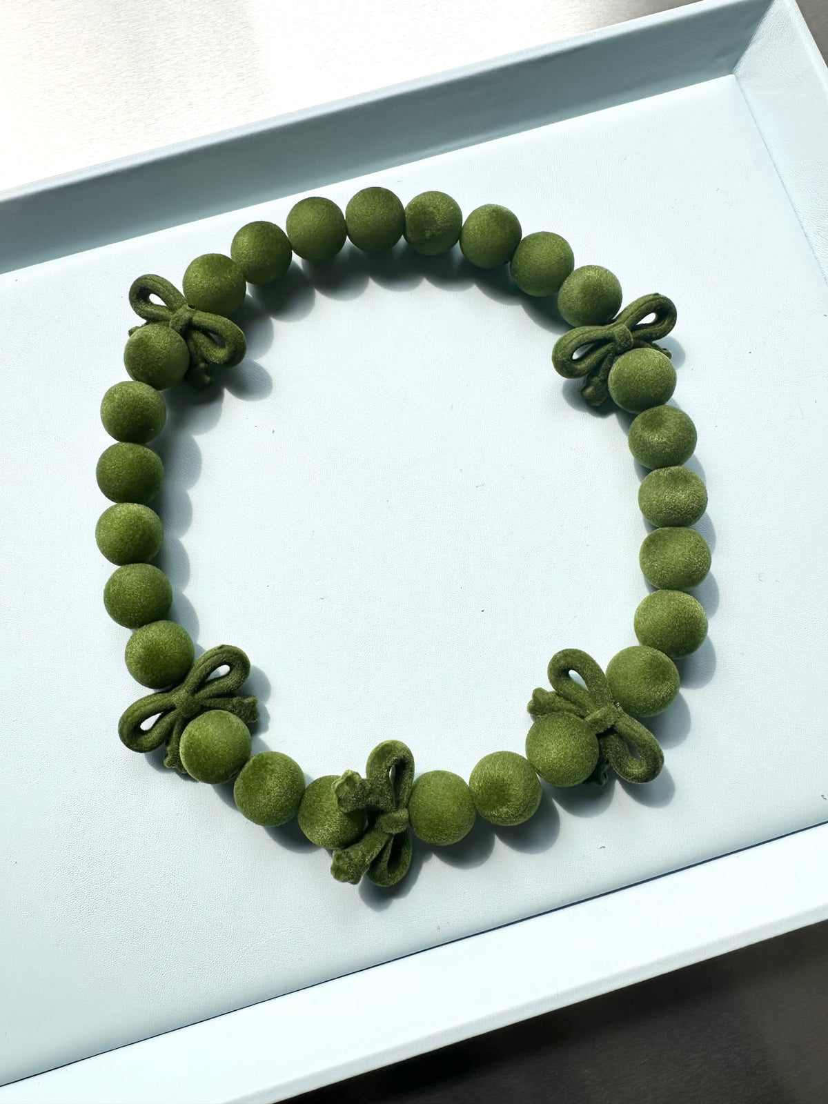 VERDÉ — Velvet-Effect Bead & Bow Necklace